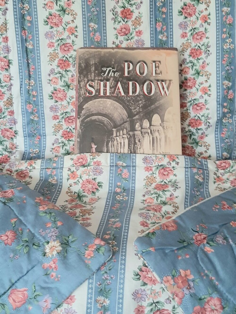 Laura Ashley Style Floral Prints on REVERSIBLE Quilted Throw with Book pocket